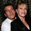 Antonio Banderas e Melanie Griffith finalizaram o divórcio em 2015. O ator espanhol vai pagar uma pensão mensal de US$ 65 mil, o equivalente a R$ 250 mil, à ex-mulher, além de deixar a a casa deles em Aspen, e metade de tudo que ele lucrou entre 2004 e 2014, e o dinheiro da venda de uma mansão em Los Angeles