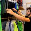 Felipe Simas, de 'Totalmente Demais', faz compras ao lado do filho, Joaquim, nesta sexta-feira, 11 de dezembro de 2015