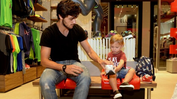 Felipe Simas, de 'Totalmente Demais', faz compras ao lado do filho, Joaquim