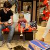 Felipe Simas, de 'Totalmente Demais', faz compras ao lado do filho, Joaquim, nesta sexta-feira, 11 de dezembro de 2015
