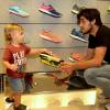 Felipe Simas teve a ajuda do filho, Joaquim, enquanto escolhia pares de tênis em uma loja no Rio