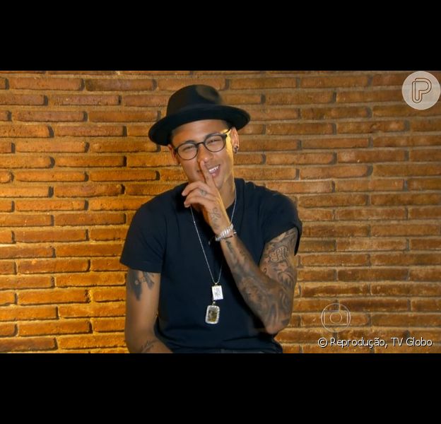 Neymar explica tatuagem 'Shhh' no dedo 'Para a galera ficar de boa