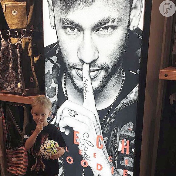 Filho de Neymar, Davi Lucca, também posou como o pai: 'Shhh'