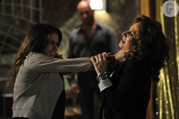 Morena (Nanda Costa) agride Wanda (Totia Meirelles) em cena de 'Salve Jorge' que causou rebuliço no Twitter em dezembro de 2012
