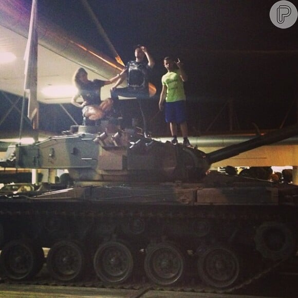 Sabrina Sato publica foto em cima de um tanque de guerra: 'Rumo a Penápolis'