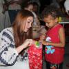 Marina Ruy Barbosa ajudou os pacientes a abrirem os presentes de Natal