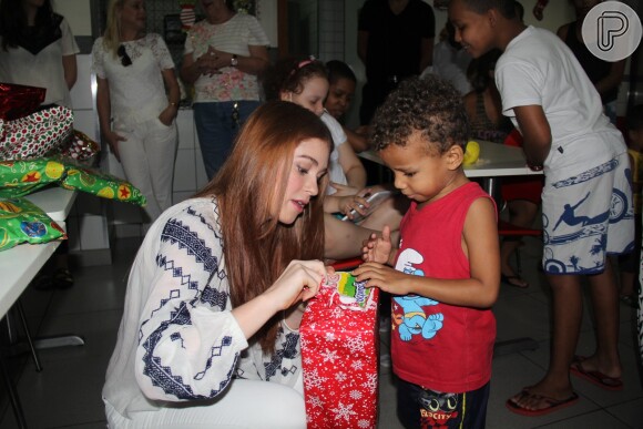 Marina Ruy Barbosa ajudou os pacientes a abrirem os presentes de Natal