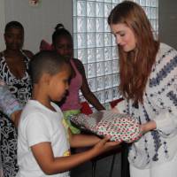 Marina Ruy Barbosa entrega presentes de Natal para crianças carentes no Rio