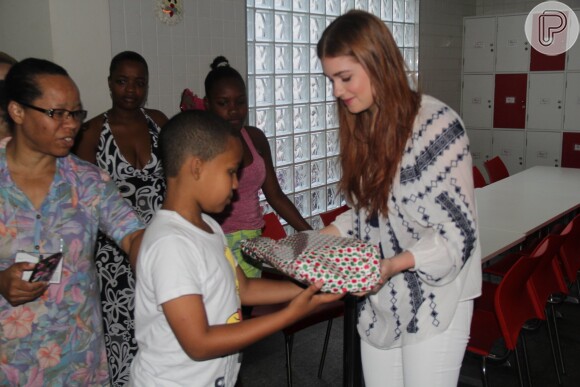 Marina Ruy Barbosa distribuiu presentes para crianças carentes e em tratamento contra o câncer em instituição, neste sábado, 12 de dezembro de 2015