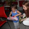 Marina Ruy Barbosa visitou crianças em tratamento contra o câncer