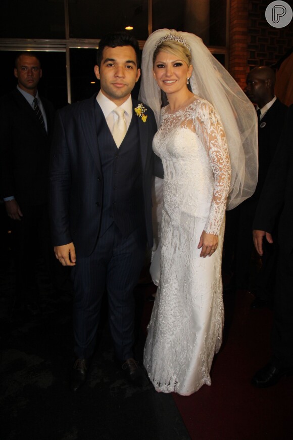 Antonia Fontenelle e Jonathan Costa se casaram neste sábado, 12 de dezembro de 2015. Cerimônia custou R$ 500 mil e teve na decoração tapetes persas, lustres de cristal e cadeiras douradas