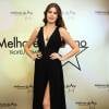 Camila Queiroz escolheu o decote profundo do vestido Kika Simonsen
