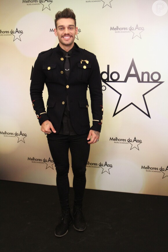 Lucas Lucco apostou na calça justa no 'Melhores do Ano', premiação do 'Domingão do Faustão' que escolheu os destaques no jornalismo, música e entretenimento em 2015