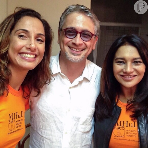 Dira Paes e Camila Pitanga, diretoras do Movimento Humanos Direitos, ao lado do cantor Zé Renato, uma das atrações musicais da noite