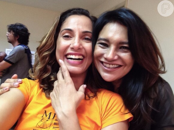 Dira Paes e Camila Pitanga se divertiram fazendo selfies nos bastidores da premiação, realizada no CCBB, no Rio de Janeiro