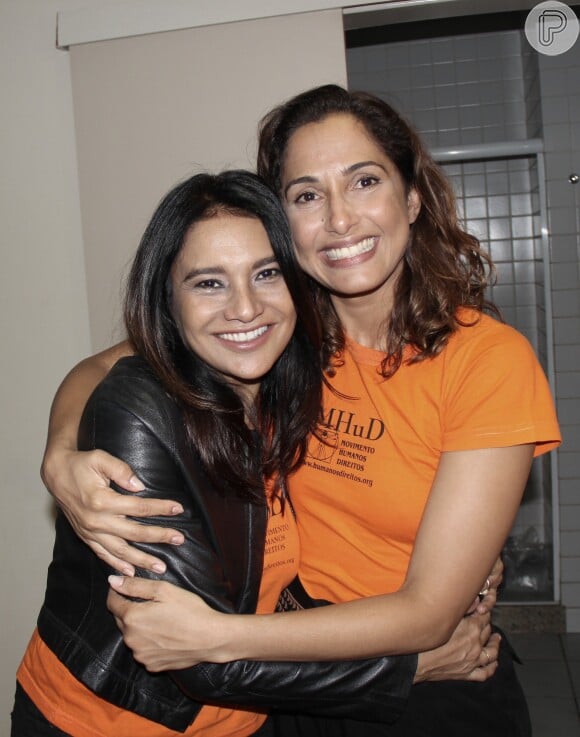Dira Paes e Camila Pitanga posam juntas nos bastidores do evento