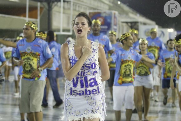 Agatha Moreira mostrou fibra no ensaio em usava camiseta com os dizeres: "Isso aqui é Vila Isabel"