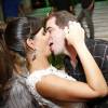 Carol Sampaio e Guilherme Schleder ficaram noivos durante festa reservada para parentes e poucos amigos