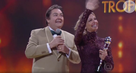 Eleita Melhor Atriz Coadjuvante, Grazi Massafera se emocionou no palco do Troféu 'Melhores do Ano' do 'Domingão do Faustão'
