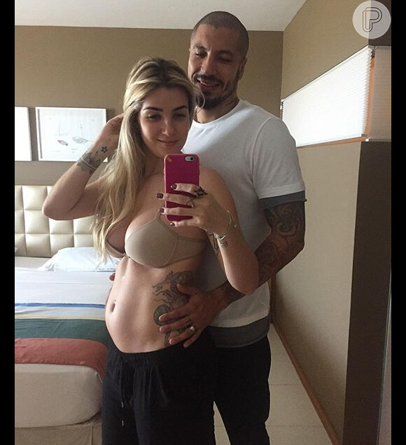 Aline está grávida de seu primeiro filho, fruto de seu relacionamento com o ex-BBB Fernando Medeiros