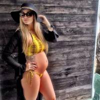 Aline Gotschalg, grávida de 5 meses, posa de biquíni: 'Lucca cresce a cada dia'