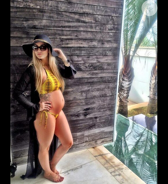 Aline Gotschalg exibiu sua barriguinha de grávida em uma foto postada em seu perfil no Instagram nesta segunda-feira (14)
