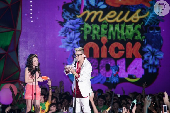 Larissa Manoela dividiu o palco com MC Gui na entrega do Meus Prêmios Nick (2014)