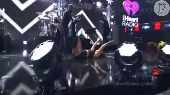 Demi Lovato levantou as pernas e ficou balançando, fazendo graça para a plateia