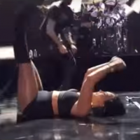 Demi Lovato cai em show, faz graça e fãs comentam: 'Rainha dos tombos!'. Veja!