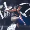 Demi Lovato caiu durante enquanto fazia a performance de 'Cool for the Summer'