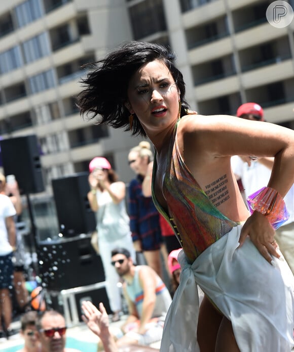 Em julho deste ano, Demi Lovato também caiu durante a apresentação de 'Cool for the Summer', numa pool party, em Los Angeles