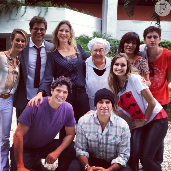 Luana Piovani postou uma foto ao lado dos companheiros de elenco do remake da novela 'Guerra dos Sexos'