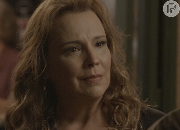 Vitória (Irene Ravache) é recebida por Emília (Ana Beatriz Nogueira) que revela, em meio à uma discussão, que é sua filha, na novela 'Além do Tempo'