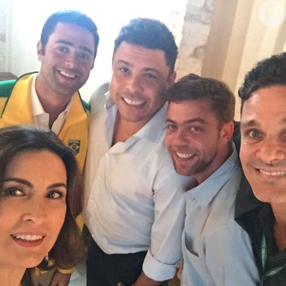 Fatima Bernardes posa com Ronaldo e outros esportistas durante evento