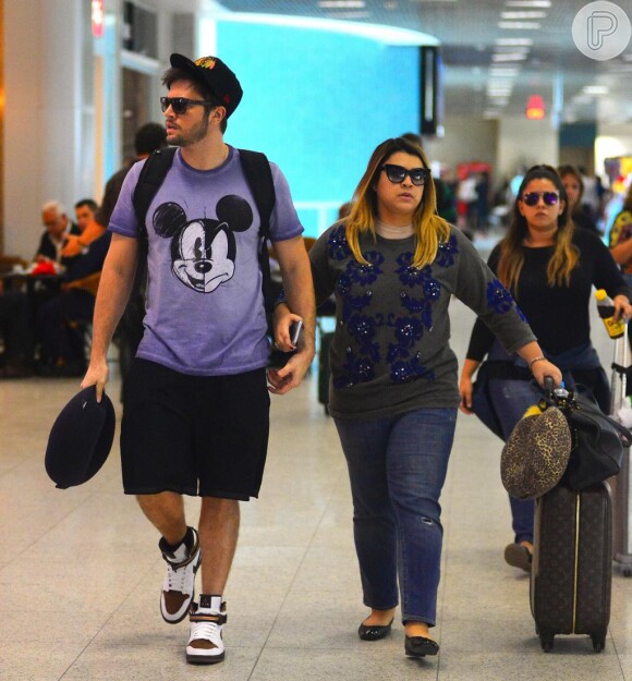 A cantora estava acompanhada de seu marido, Rodrigo Godoy, durante o voo.