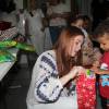 Já no fim de semana, Marina Ruy Barbosa esteve em uma instituição voltada para o tratamento do câncer infantil, onde distribuiu presentes de Natal