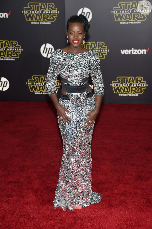 Lupita Nyongo, intérprete da alienígena Maz Kanata no filme 'Star Wars - O Despertar da Força', foi à pré-estreia em Los Angeles com um vestido exclusivo Alexandre Vauthier, em 14 de dezembro de 2015