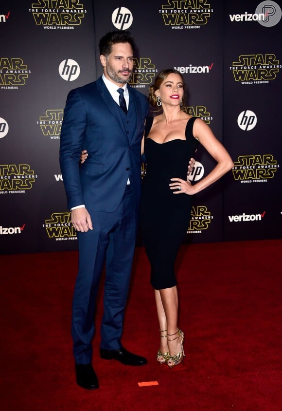 A atriz Sofia Vergara e seu marido Joe Manganiello marcaram presença na premiere de 'Star Wars: O Despertar da Força' na última segunda-feira (14)