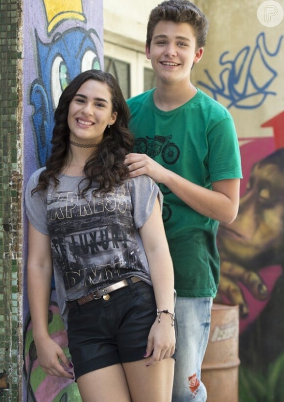 Aos 16 anos, atriz forma par romântico com Gabriel Kaufmann em 'Malhação'
