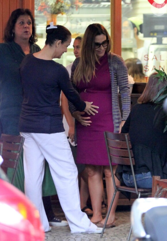Guilhermina é paparicada pelas amigas durante um almoço em um restaurante do Leblon, aos seis meses de gravidez