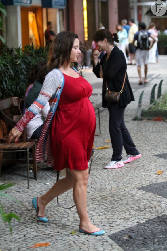 Guilhermina Guinle é flagrada no Rio de Janeiro com seis meses de gestação usando um vestidinho mais solto e confortável