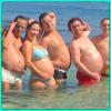 Guilhermina Guinle posa com amigos brincando com o tamanho da barriga de cinco meses de gravidez