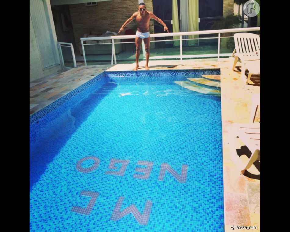 O Chao Da Piscina Da Mansao De Nego Do Borel E Decorado Com O Nome Do Funkeiro Purepeople