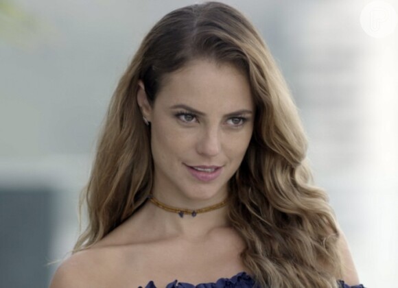 Melissa (Paolla Oliveira) avisa Lívia (Alinne Moraes) que não vai deixar ela e Felipe (Rafael Cardoso) ficarem juntos, na novela 'Além do Tempo'