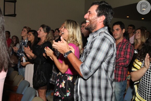 Flávia Alessandra e Rodrigo Lombardi são fotografados na plateia de peça de Otaviano Costa, no Rio