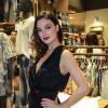 Isis Valverde posa cheia de estilo durante inauguração em shopping