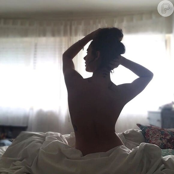 Isis Valverde foi clicada de topless ao acordar e postou a foto no Instagram
