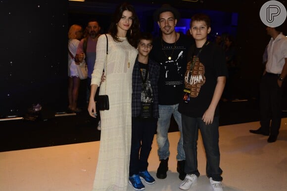 Isabeli Fontana foi com o namorado Di Ferrero e os filhos Zaion e Lucas.