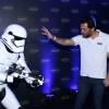 Rodrigo Lombardi posou para fotos brincando com um Stormtrooper na pré-estreia de 'Star Wars' nesta terça-feira, dia 15 de dezembro de 2015