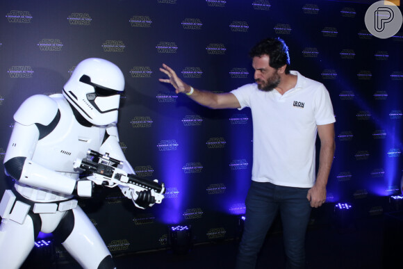 Rodrigo Lombardi posou para fotos brincando com um Stormtrooper na pré-estreia de 'Star Wars' nesta terça-feira, dia 15 de dezembro de 2015